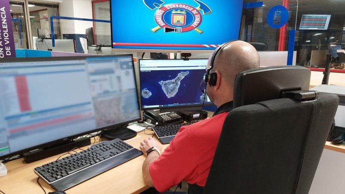 Efectivos del Consorcio de Bomberos de Tenerife en la sala operativa del Centro Coordinador de Emergencias y Seguridad (Cecoes) 1-1-2