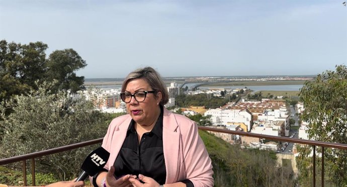 La concejal de La Izquierda de Huelva (Izquierda Unida, Podemos, Iniciativa) en el Ayuntamiento de la capital, Mónica Rossi, en las laderas del Conquero.