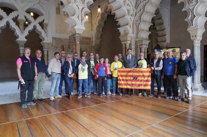 El secretario primero de las Cortes de Aragón, Gerardo Oliván, con varios miembros de Os Andarines de Aragón.