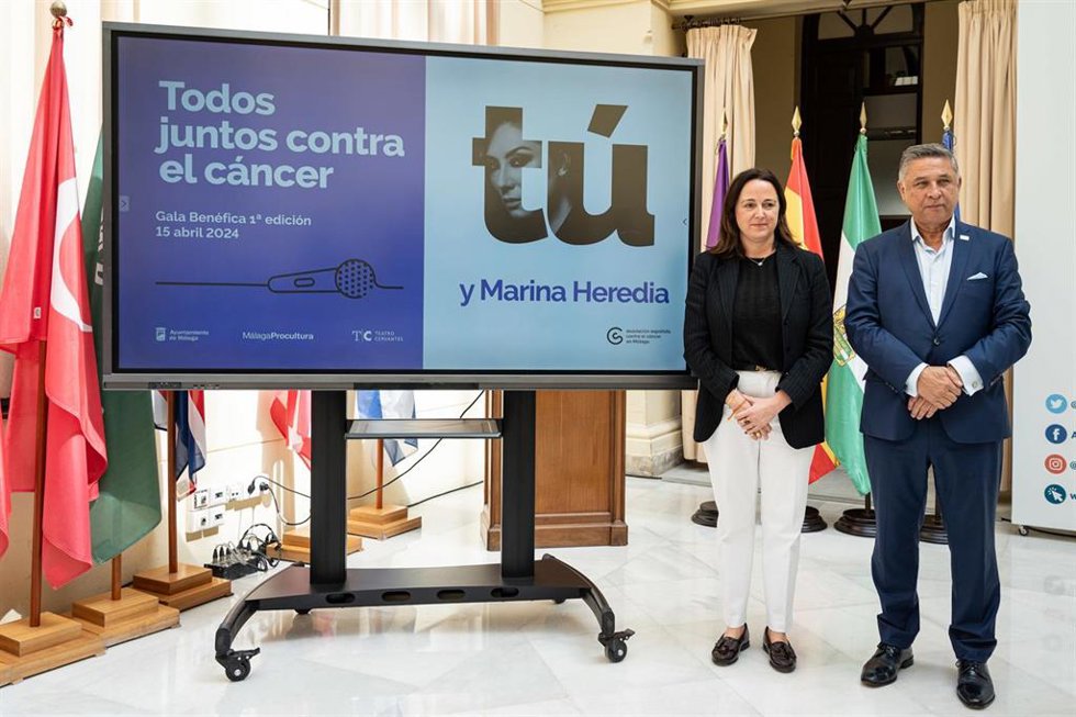 Joaquín Morales Rubio, presidente provincial de la Asociación Española Contra el Cáncer en Málaga, y Marina Pineda, concejala delegada del Área de Cultura y Patrimonio Histórico del Ayuntamiento de Málaga en rueda de prensa
