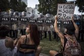 Foto: Argentina.- La Policía argentina carga contra las manifestaciones en defensa de los comedores populares