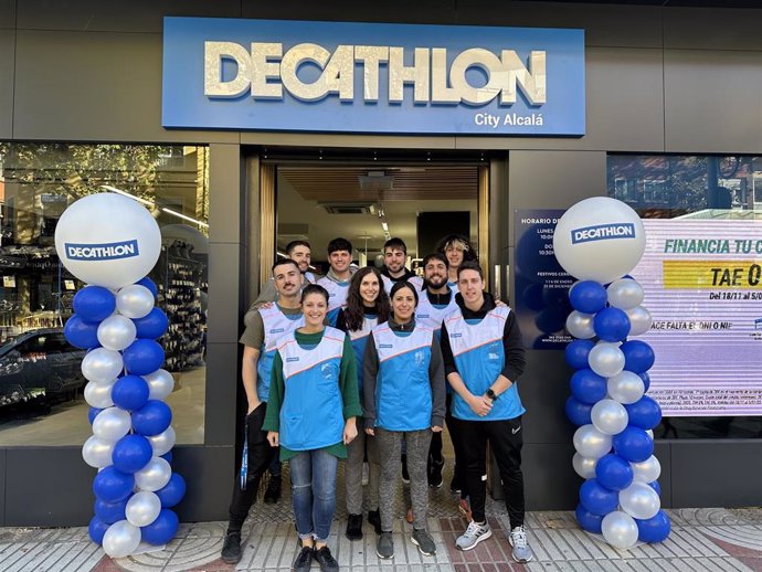 Archivo - Trabajadores de Decathlon