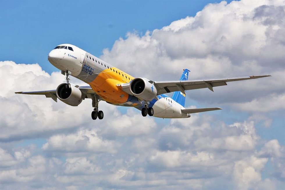 Archivo - Un avión de Embraer