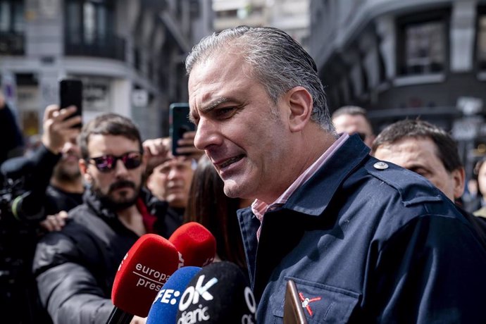 El portavoz de VOX en la Asamblea de Madrid, Javier Ortega Smith, atiende a los medios de comunicación durante una manifestación de guardias civiles y policías, desde la Plaza de España al Congreso de los Diputados, a 16 de marzo de 2024, en Madrid (Españ