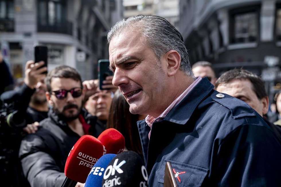 El portavoz de VOX en la Asamblea de Madrid, Javier Ortega Smith, atiende a los medios de comunicación durante una manifestación de guardias civiles y policías, desde la Plaza de España al Congreso de los Diputados, a 16 de marzo de 2024, en Madrid (Esp