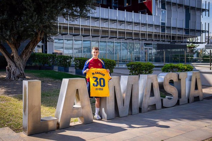 El jugador del FC Barcelona Marc Casadó posa con la camiseta de su debut con el primer equipo en LaLiga EA Sports 2023/24