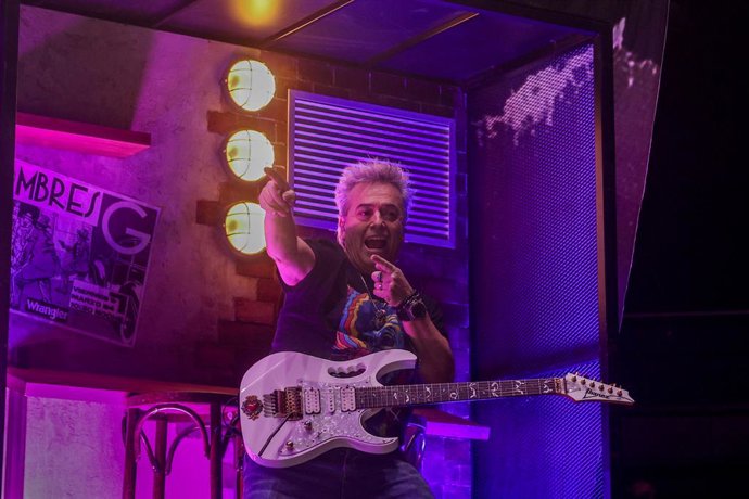 Archivo - Un componente de la banda Hombres G durante una actuación en el WiZink Center, a 28 de diciembre de 2023, en Madrid (España). 