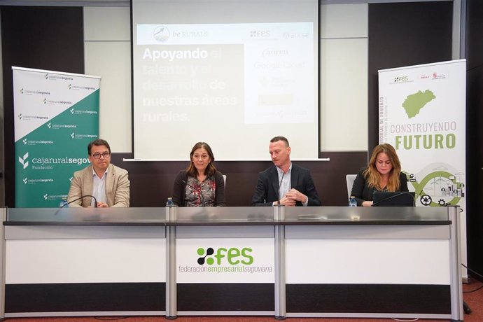 El presidente de Fundación Caja Rural, Ángel Luis LLorente (izda); la secretaria general de FES, Beatriz Escudero; el director general de Auren, Jesús Canet, y la representante del Banco Cooperativo Español, María Teresa Escobar (FES) .