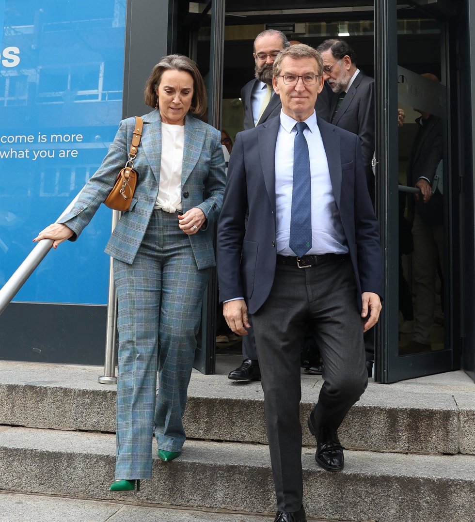 La secretaria general del PP, Cuca Gamarra, y el presidente del PP, Alberto Núñez Feijóo, a su salida tras la inauguración de la jornada homenaje In memoriam a Eugenio Nasarre, en la Universidad CEU San Pablo, a 18 de marzo de 2024, en Madrid (España)