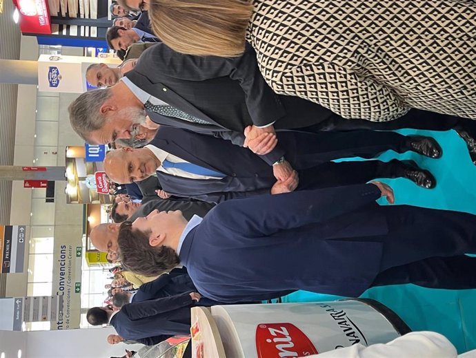 Felipe VI visita el stand de la empresa navarra Quesos Albéniz en la feria Alimentaria 2024.