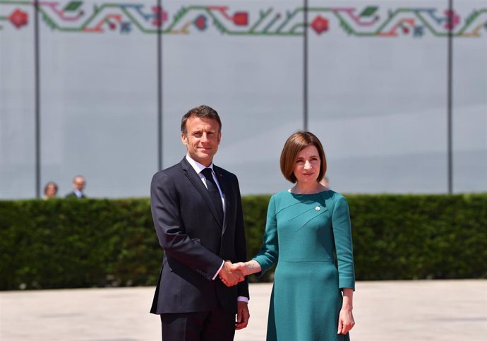 Archivo - Imagen de archivo del presidente francés, Emmanuel Macron, junto a su homóloga moldava, Maia Sandu. 