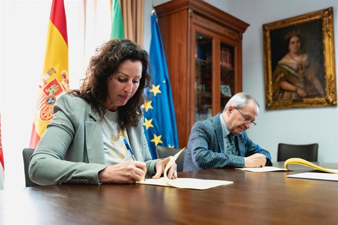 La alcaldesa de Almería firma un convenio con el decano del Colegio Oficial de Arquitectos.