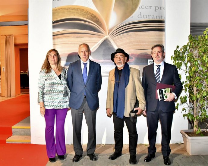 Foto de familia con responsables y participantes en la Feria del Libro.