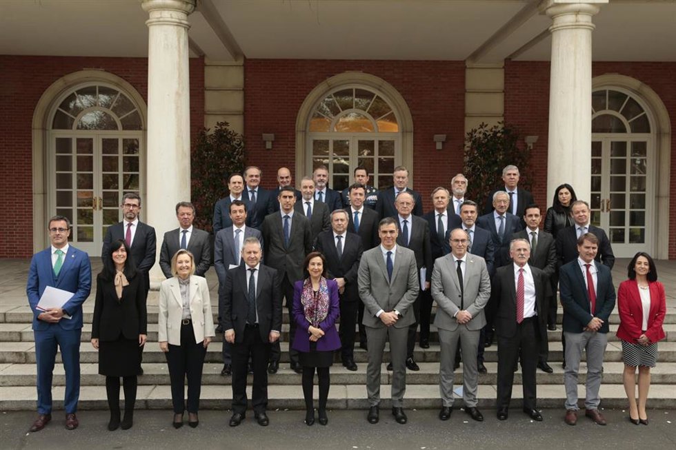 El presidente del Gobierno, Pedro Sánchez, y la ministra de Defensa, Margarita Robles, se reúnen con representantes de la industria de Defensa.