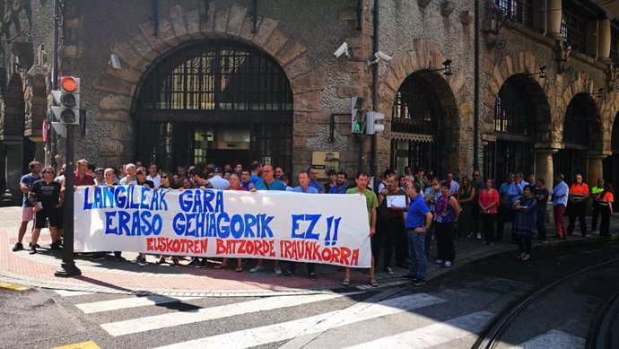 Archivo - Concentración contra las agresiones en Euskotren