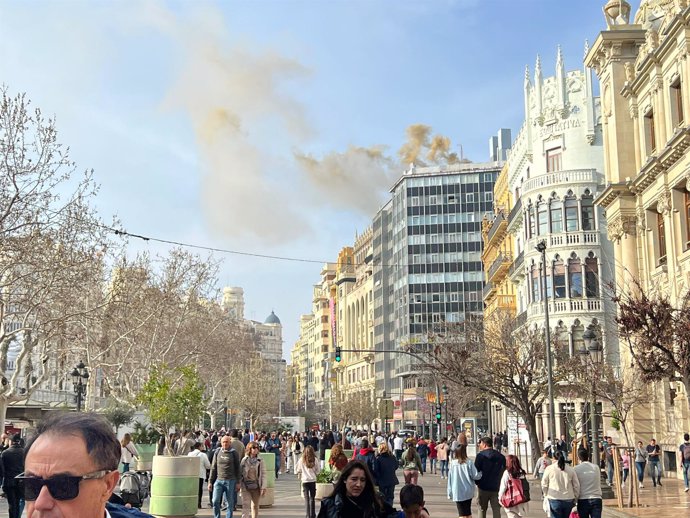Columna de fum per un incendi en un local a la plaça de l'Ajuntament