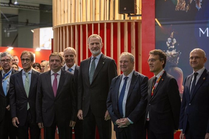 El Rey Felipe VI (c) junto al presidente de Fira de Barcelona, Pau Relat (2i); el ministro de Agricultura, Pesca y Alimentación, Luis Planas (3i); y el ministro de Industria y Turismo, Jordi Hereu (3d); durante la inauguración de Alimentaria & Hostelco