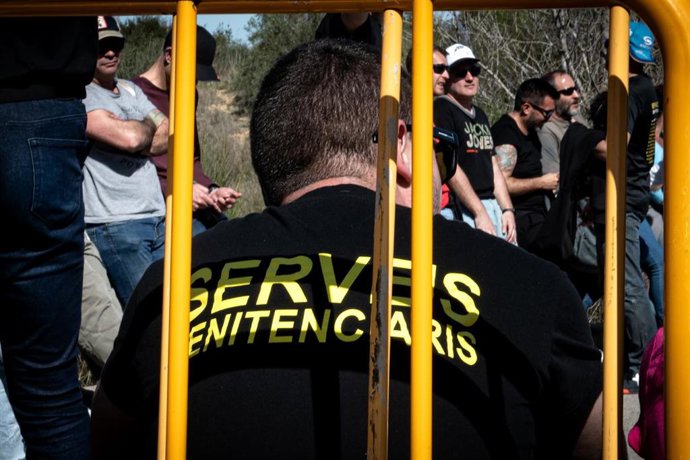 Funcionarios de prisiones se concentran en el corte del acceso a la cárcel de Puig de les Basses en Figueres.