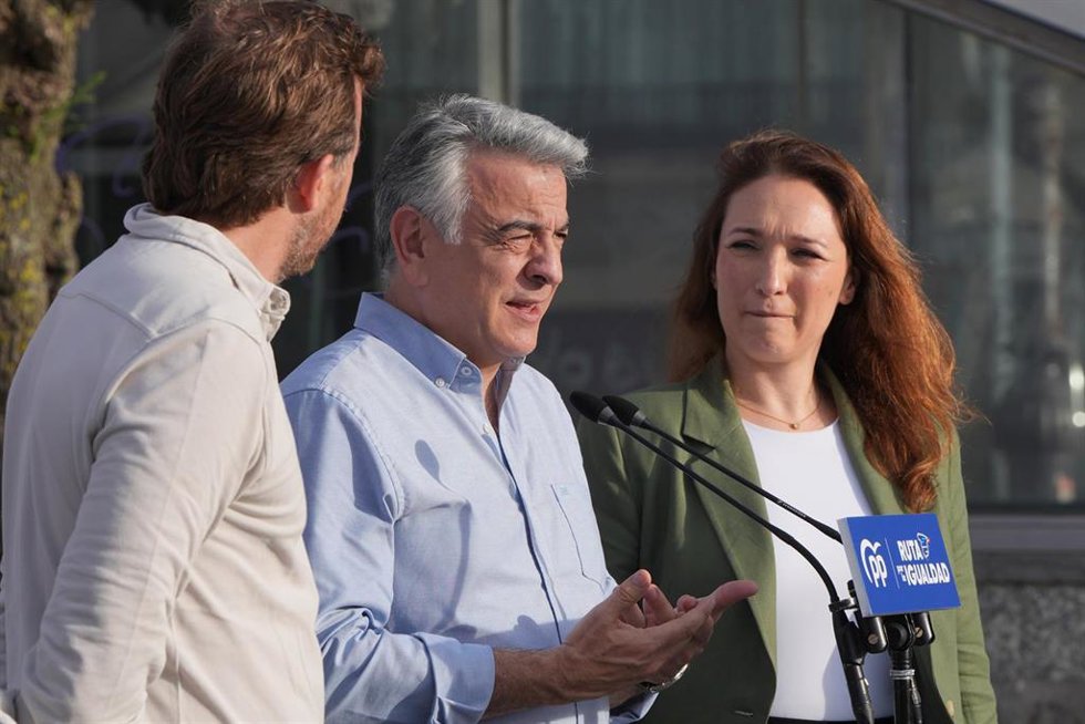 El presidente del Partido Popular del País Vasco, y candidato a Lehendakari, Javier de Andrés (c), junto a la presidenta del PP de Gipuzkoa, Muriel Larrea, y el portavoz el el Ayuntamiento donostiarra Borja Corominas