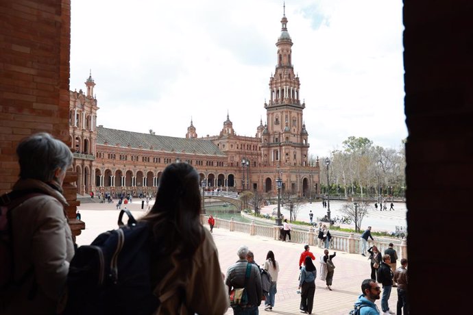 Turistas visitan la Plaza de España. A 26 de febrero de 2024, en Sevilla (Andalucía, España). El alcalde de Sevilla, José Luis Sanz, ha propuesto el cierre de la Plaza de España y cobrar una entrada a los turistas para así "financiar su conservación" y "m