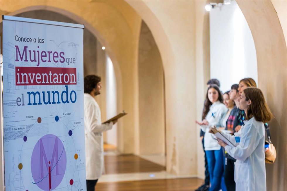 La alcaldesa de San Fernando (Cádiz), Patricia Cavada, y la concejala de Mujer, Igualdad y Lgtbi, Isa Blanco, en la exposición 'Mujeres que inventaron el mundo'