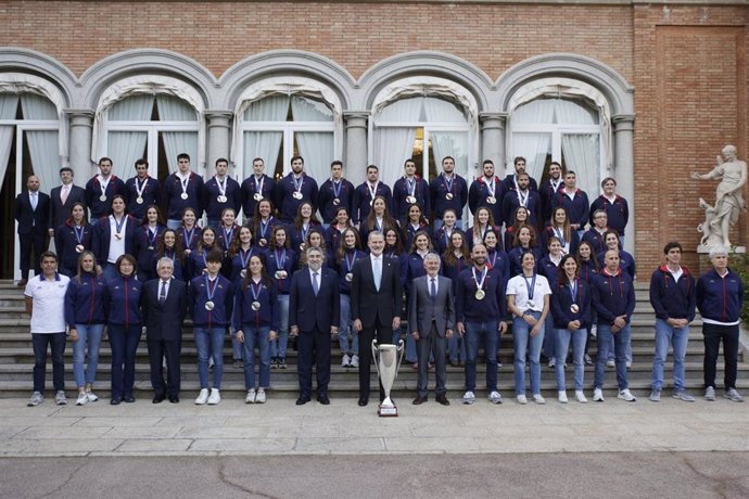 El rey Felipe VI junto a medallistas en campeonatos acuáticos de las selecciones masculina y femenina de waterpolo y el equipo de natación artística en el Palacete Albéniz de Barcelona