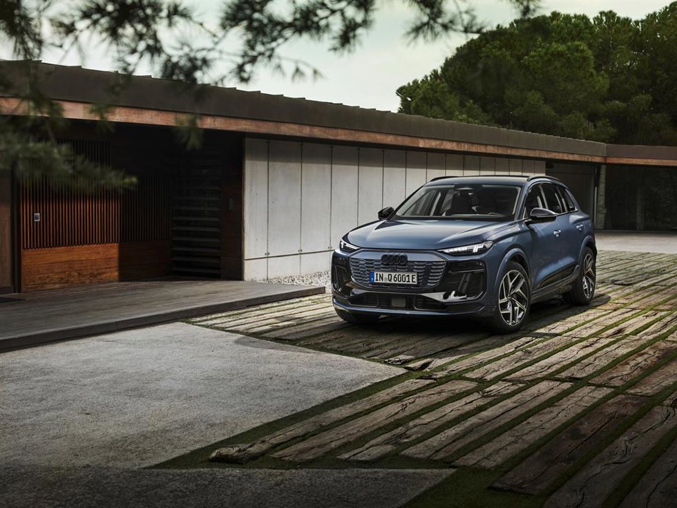 Archivo - Audi Q6 e-tron quattro, color plasma blue metallic