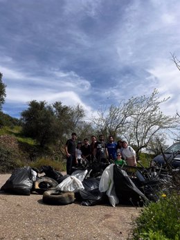 Parte de los participantes y residuos retirados en la jornada del domingo.