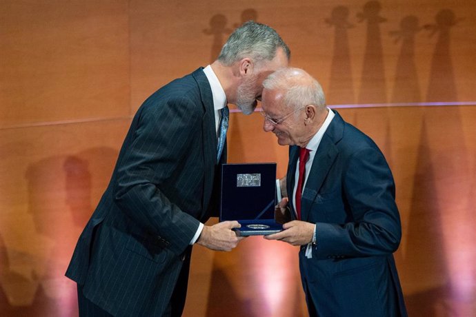 El Rey Felipe VI (i) entrega el VIII Premio Reino de España a la Trayectoria Empresarial (Iese) al presidente y fundador de Mango, Isak Andic (d), en el IESE Business School Barcelona Campus Norte, a 18 de marzo de 2024, en Barcelona, Catalunya (España). 