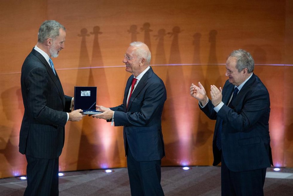 (I-D) El Rey Felipe VI; el presidente y fundador de Mango, Isak Andic, y el ministro de Industria y Turismo, Jordi Hereu, durante el acto de entrega del VIII Premio Reino de España a la Trayectoria Empresarial (Iese), en el IESE Business School Barcelon
