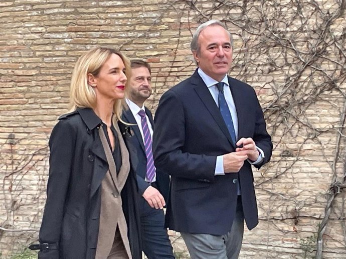 El presidente del Gobierno de Aragón, Jorge Azcón, y la portavoz adjunta del PP en el Congreso, Cayetana Álvarez de Toledo.