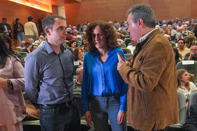 El coordinador de IU Andalucía, Toni Valero; la secretaria de CCOO-A, Nuria López, y el secretario general del PSOE-A, Juan Espadas, este lunes en la presentación de la Plataforma Andaluza por la Mayoría Social.