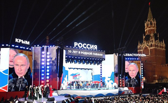 El presidente ruso, Vladimir Putin, en un acto en la Plaza Roja por el décimo aniversario de la anexión de Crimea y Sebastopol