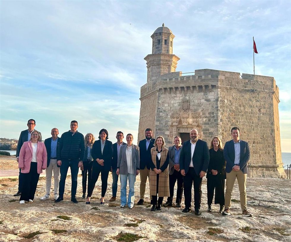Prohens preside un encuentro de alcaldes y representantes 'populares' de los 10 municipios más poblados.