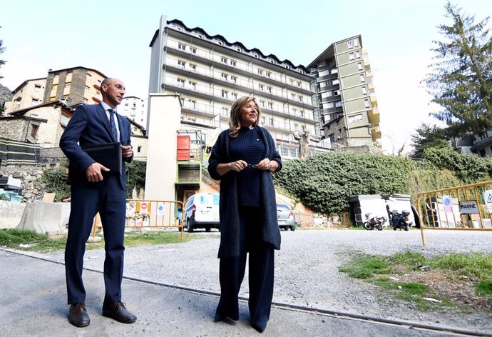 La ministra Conxita Marsol y el secretario de Estado, Jordi Puy, delante del primer bloque de pisos a precio asequible que estará disponible.