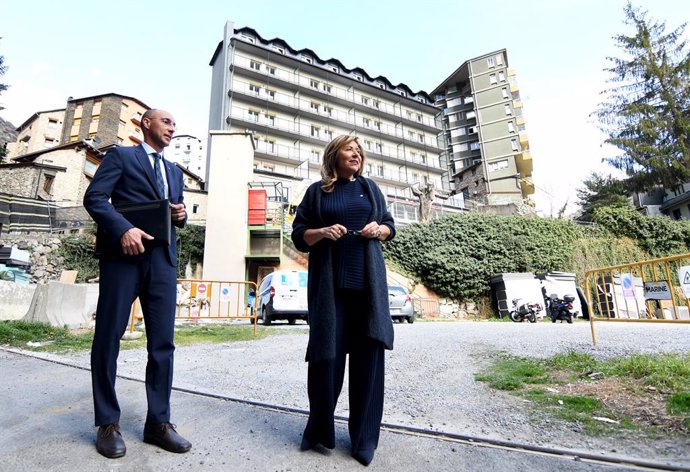 La ministra Conxita Marsol i el secretari d'Estat, Jordi Puy, davant del primer bloc de pisos a preu assequible que estarà disponible.