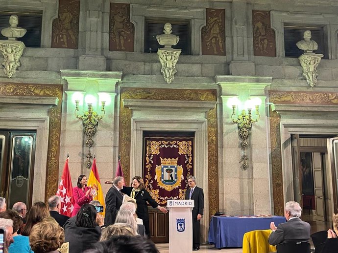 Un miembro numerario del Instituto de Estudios Madrileños (IEM) recibe una medalla y un diploma en el acto de apertura de curso.
