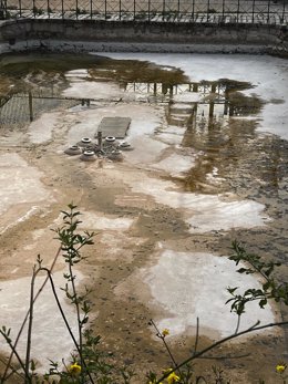 Una de las fuentes del parque Andrés de Vandelvira que se está limpiando.