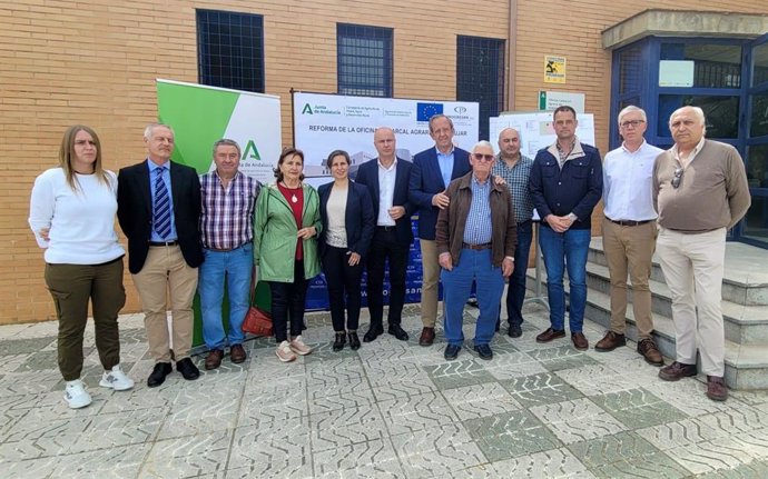 Autoridades presentes en el acto celebrado de mejora de la Oficina Comarcal Agraria de Andújar.