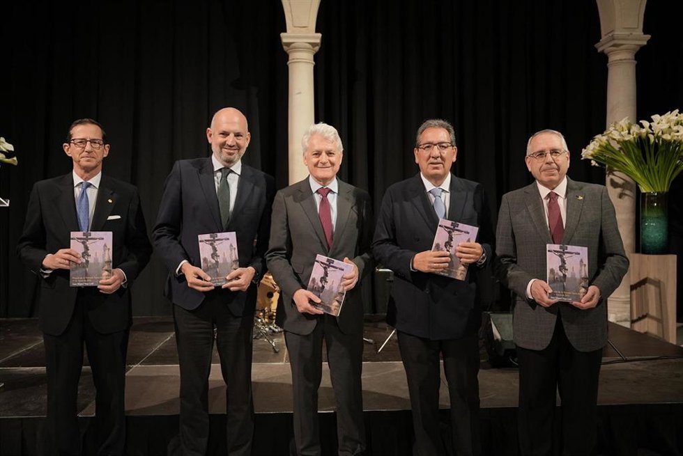La Fundación Cajasol presenta la edición impresa del Pregón de la Semana Santa de Sevilla de Juan Miguel Vega.