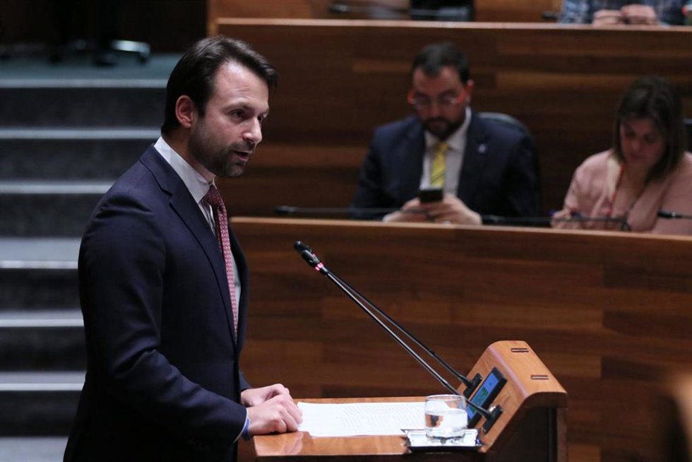 El portavoz del PP en la Junta General, Álvaro Queipo, interviene en el pleno extraordinario sobre infraestructuras.
