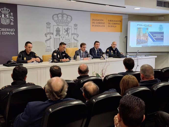 Las autoridades presentes en la reunión celebrada en la Subdelegación del Gobierno.