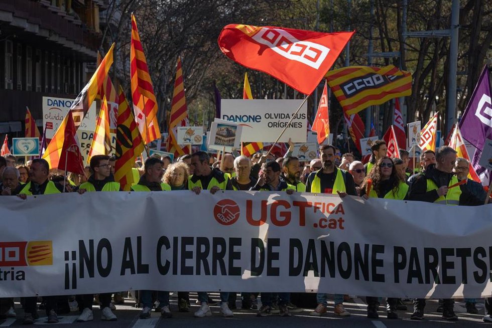 Archivo - Manifestantes con pancartas durante una protesta contra el cierre de la planta de Danone en Parets del Valls, a 12 de febrero de 2024, en Barcelona, Catalunya (España). UGT ha convocado hoy una manifestación contra el cierre de la fábrica de 
