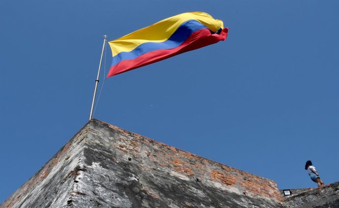 Archivo - February 26, 2023, Cartagena, USA: The Colombian flag flies at Castillo San Felipe in the historic city of Cartagena, Colombia. Construction began in 1536.