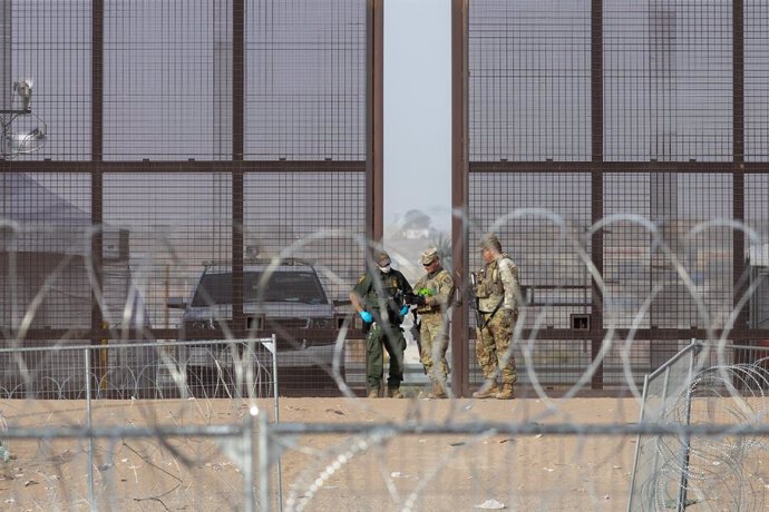 La Guardia Nacional de Texas y la Patrulla Fronteriza cerca de la frontera entre México y Estados Unidos