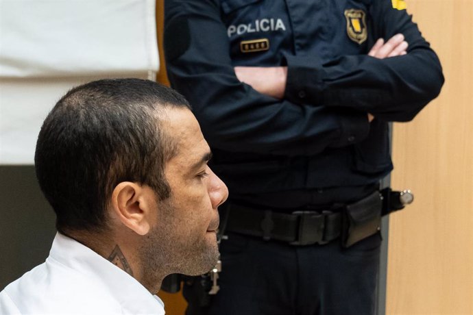 Archivo - El exfutbolista Dani Alves durante un juicio en la Audiencia de Barcelona, a 5 de febrero de 2024, en Barcelona, Catalunya (España). 