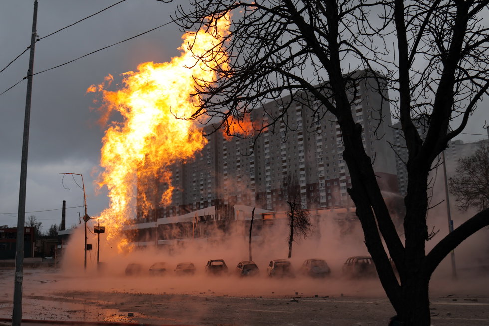 02 January 2024, Ukraine, Kyiv: A fire caused by falling rocket debris rages at a pipeline in the Podilskyi district after the Russian missile attack. Photo: -/https://photonew.ukrinform.com/ Ukrinform/dpa