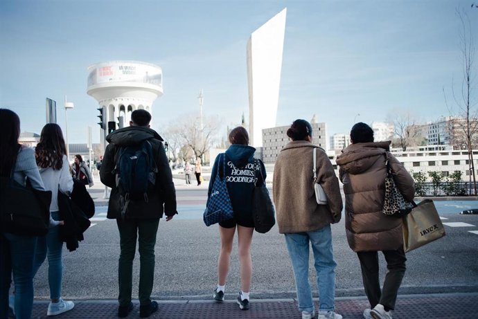 Archivo - Una joven con pantalón corto pasea por una calle de Madrid, a 26 de enero de 2024, en Madrid (España). 