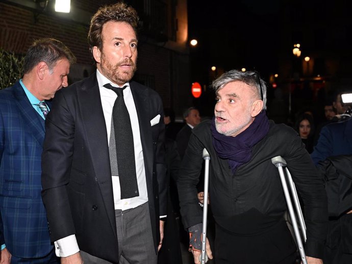 Joaquín Torres junto a Raúl Prieto a su llegada a la iglesia catedral de las Fuerzas Armadas para asistir a la misa funeral en memoria de su madre, Joaquina Verez