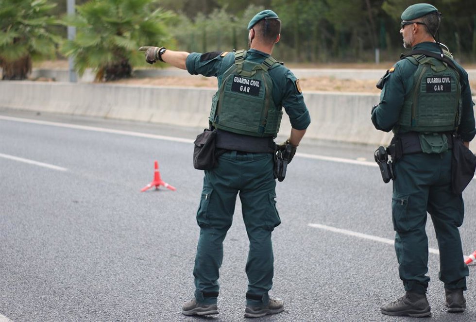 Archivo - Dos agentes de del grupo de Acción Rápida (GAR) de la Guardia Civil.